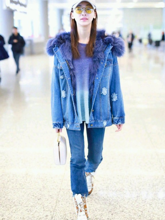 吴谨言粉色运动套装秀身材，美成了焦点！