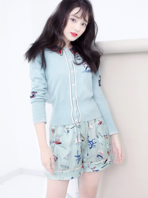 彭小苒《东宫》剧照曝光,穿红衣漂亮极了,戏外穿搭更加甜美时髦