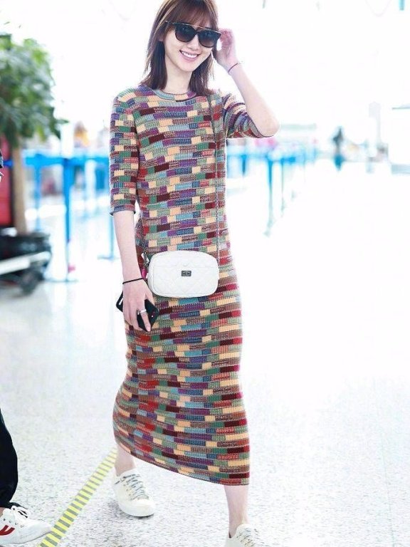 毛晓彤泰迪熊大衣穿成柯基腿!