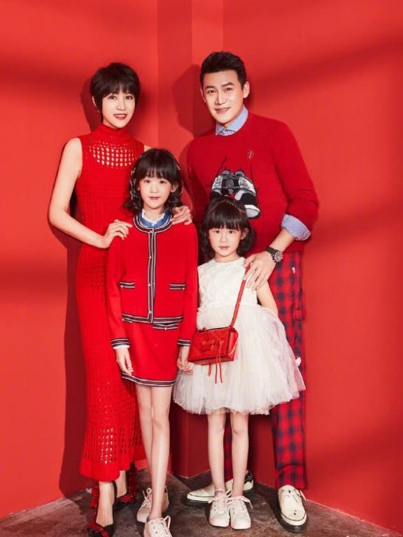 陆毅鲍蕾拍全家福,都是腿!