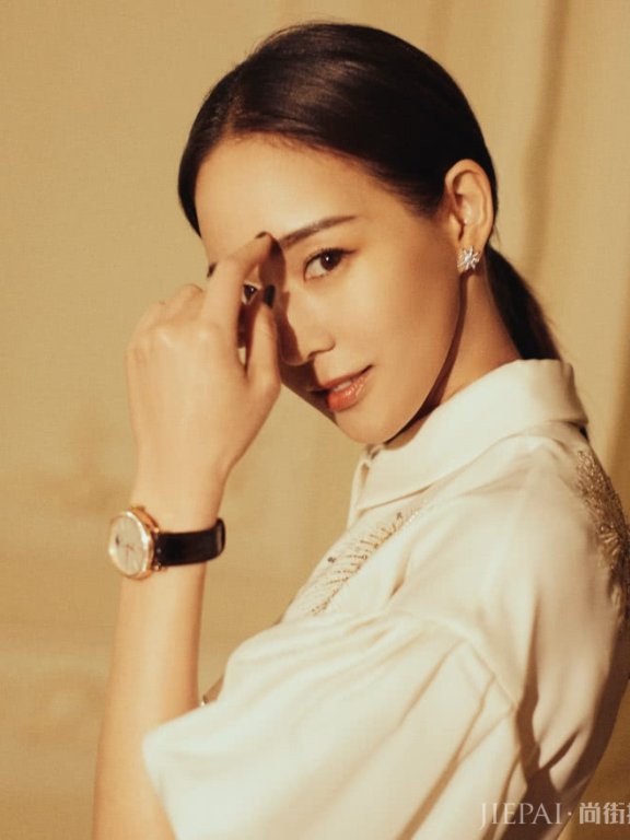 张钧甯个子高脚很小，三角形的高跟鞋都能塞进去