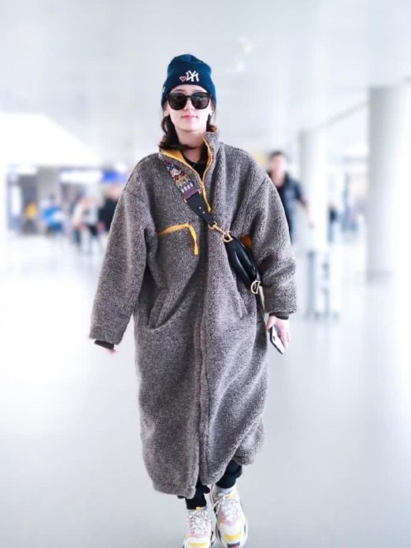 袁冰妍机场街拍 穿灰色毛绒大衣笑容超甜,秒变可爱熊