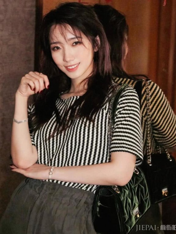 孟美岐穿黑白条纹短袖配灰色裤子,头发凌乱却美得像精灵