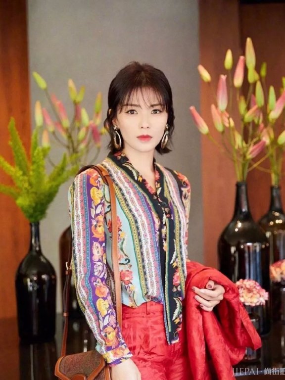 刘涛大片水绿色长裙好优雅,西装+纱裙的白色穿搭仙气极了!