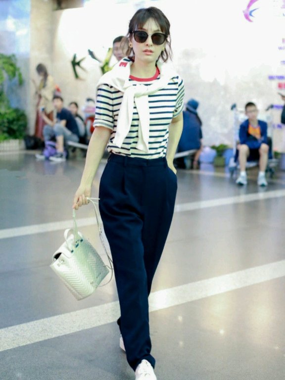 吴昕机场秀穿开叉微喇牛仔裤,终于不再低调!