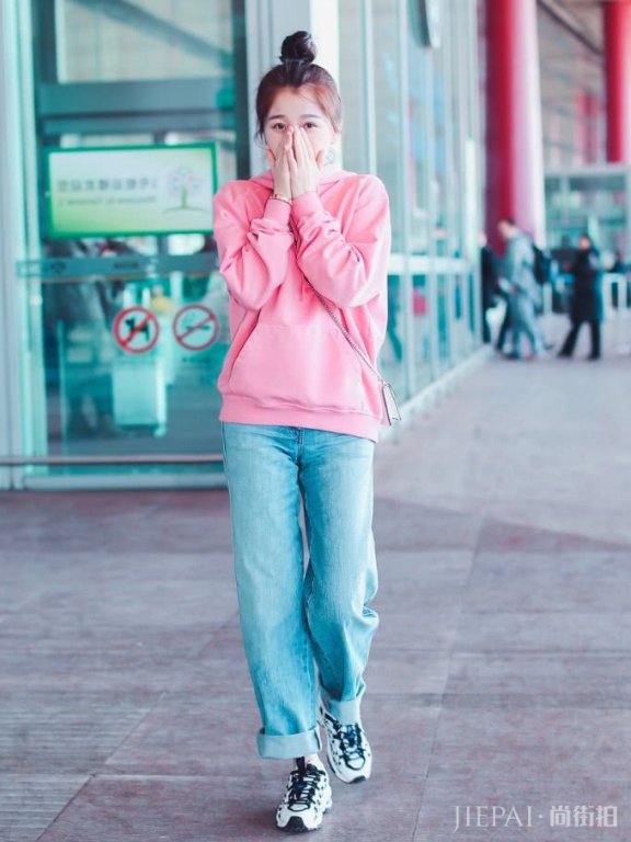 虞书欣扎丸子头搭配粉色卫衣,00后都不敢这样穿!