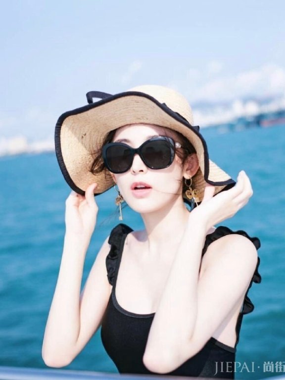 古力娜扎罕见泳装造型 美背造型亮相游艇