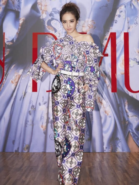 蔡依林扎及腰脏辫,穿高开叉裙目测一米八!