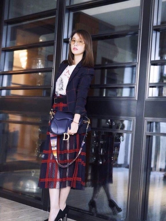 林心如着黑色蕾丝睡衣微露酥胸,上演湿发诱惑!