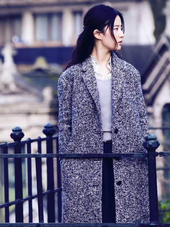 刘亦菲一身大牌现身机场，素颜真的是有颜任性