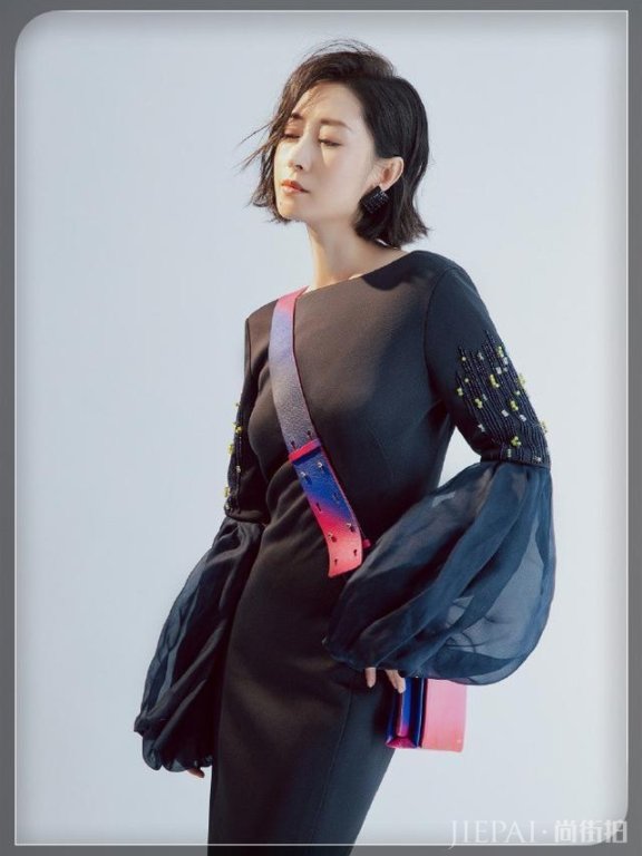 刘敏涛穿挂脖礼服大秀完美好身材