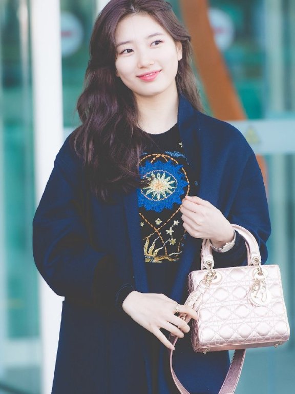 裴秀智穿一身黑现身机场了