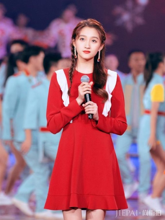 鞠婧祎关晓彤相差同穿红裙,腿长重要性