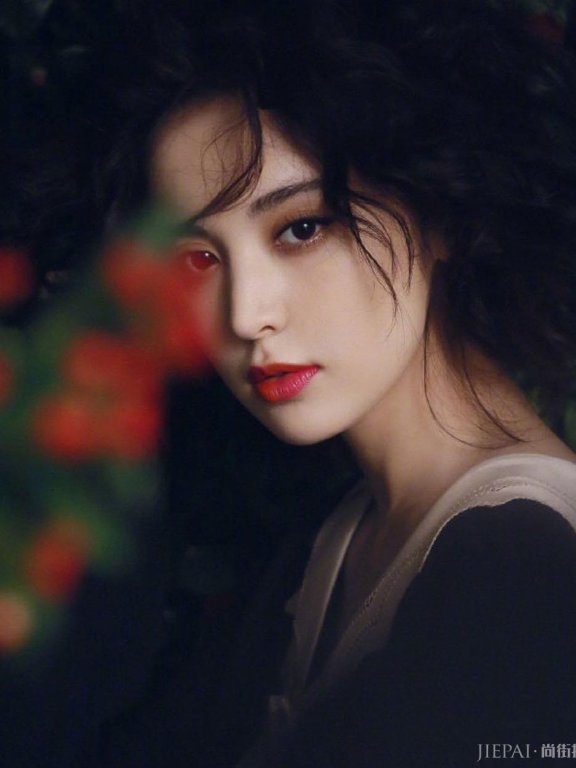 古力娜扎美目流盼演绎中世纪高级感