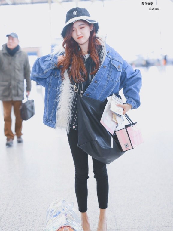 吴宣仪机场街拍,穿3件衣服脚上却穿凉鞋