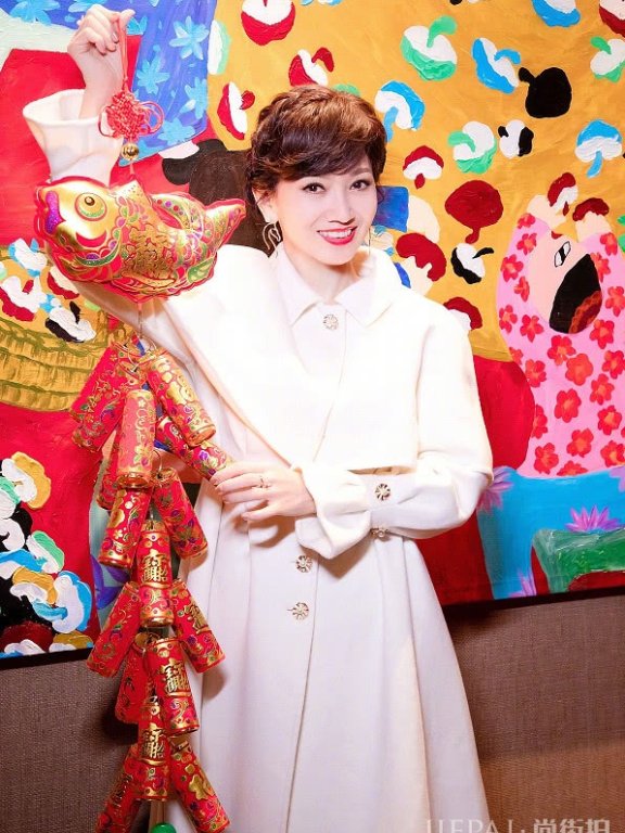 赵雅芝一身白衣似女爵士,但这拍照动作真有年代感?