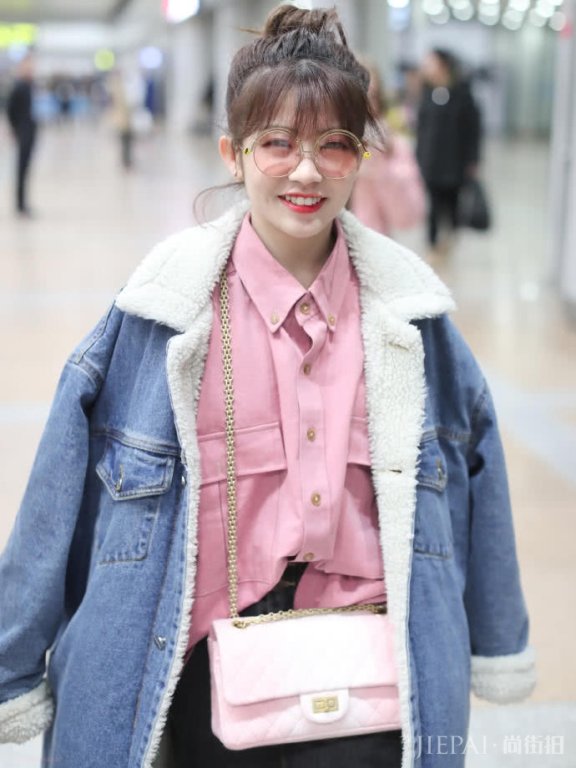153cm的赖美云羊羔毛大衣披身上，霸气御姐范十足
