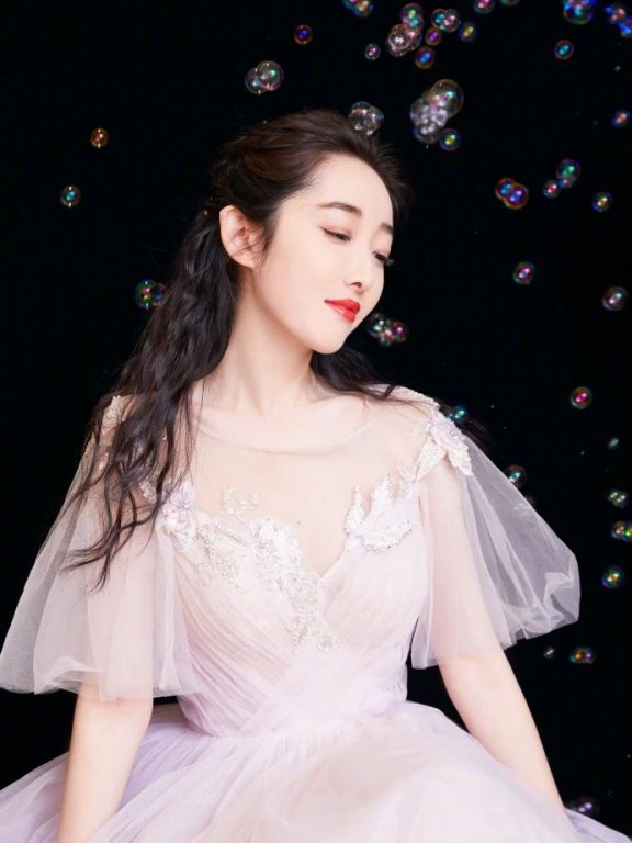 蒋梦婕公主卷发,选对发型颜值变高气质变得更惊艳