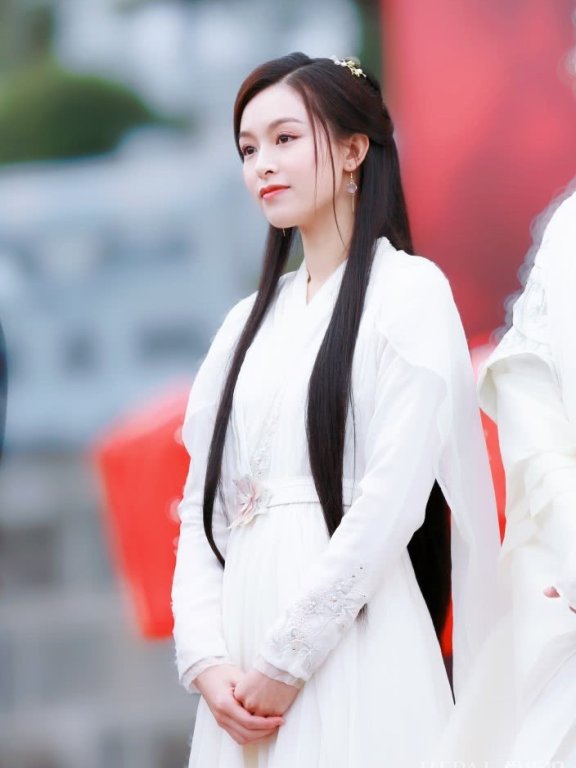 文咏珊绿色毛衣搭配荷叶边连衣裙嫩成少女