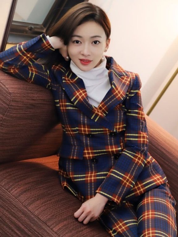 吴谨言背1万1的双肩包,少女感十足