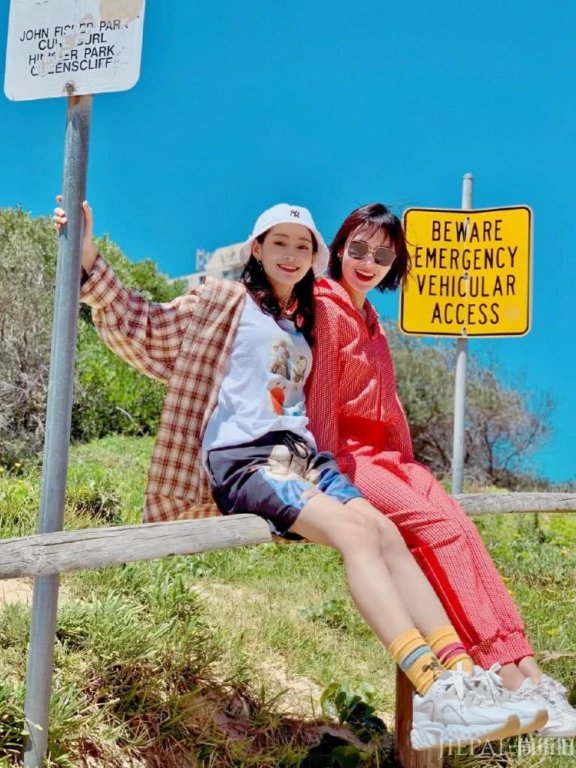 王媛可喇叭袖上衣配蓝色阔腿裤，绑丸子头美成少女