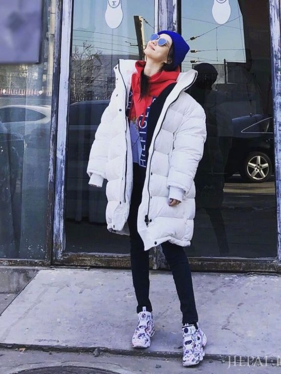 李小璐个性穿搭亮相机场,满脸娇羞抢足视线