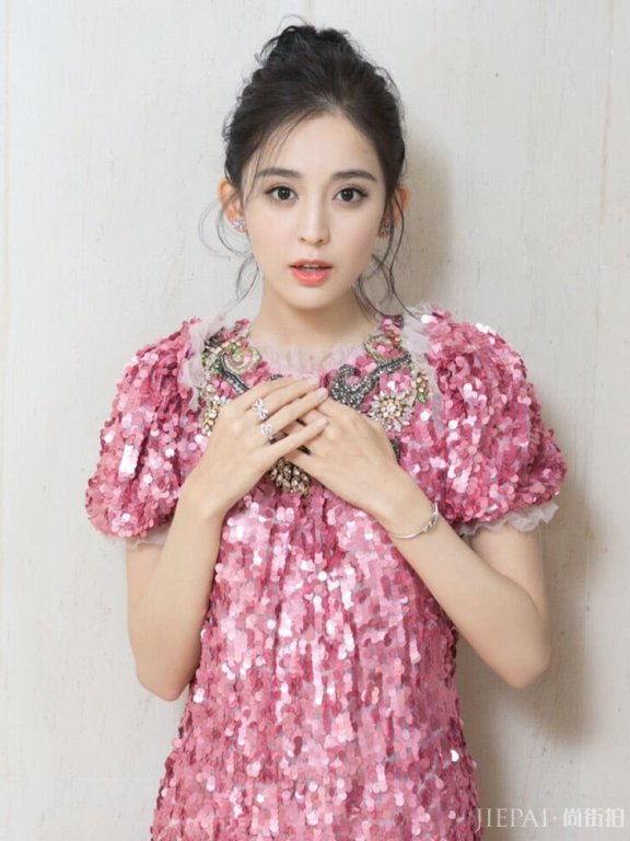 古力娜扎工装裤英姿飒爽，可盐可甜