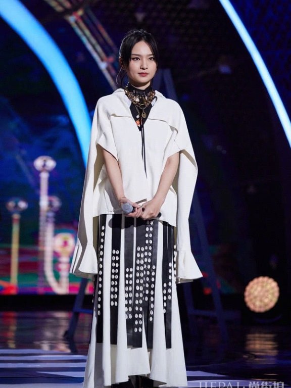 “翻车”服装终于被周笔畅拯救？气场强大完全不输超模