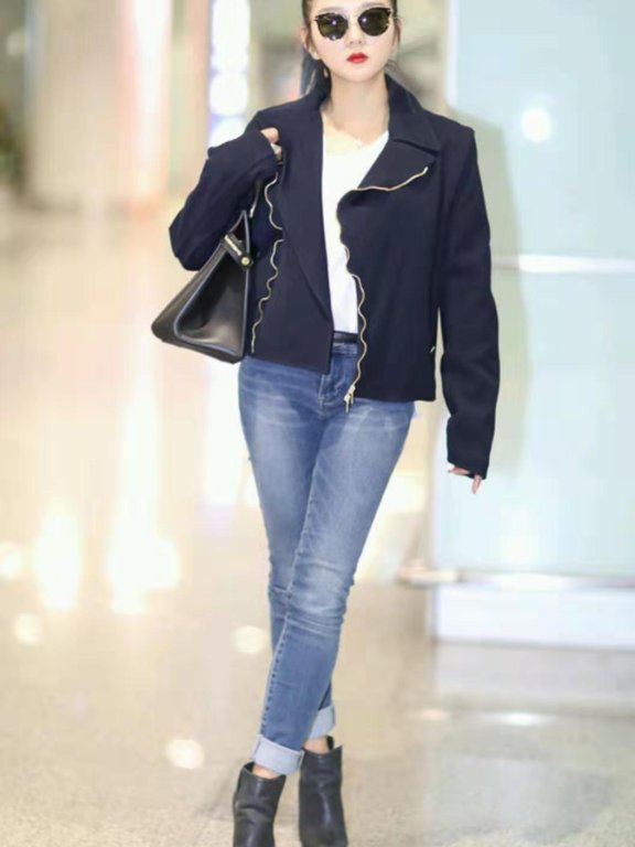 何洁穿牛仔配牛仔中性又帅气,脚踩短靴秀美腿!