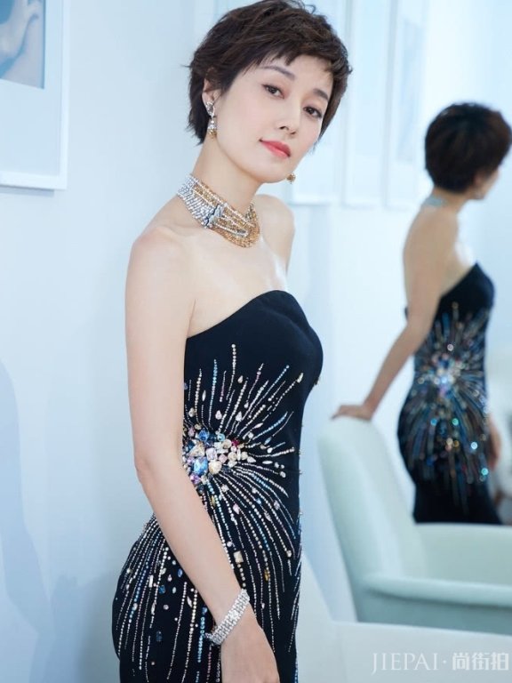 马伊琍才是“太阳女神”,礼裙上有个太阳系?