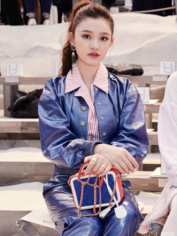 林允各种色彩搭配时髦又靓丽,腿长腰细少女感十足!