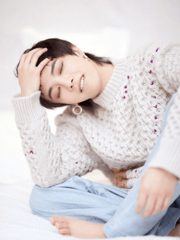 华晨宇鲻鱼头发型个性潇洒,暖色系毛衣配牛仔裤温柔十足