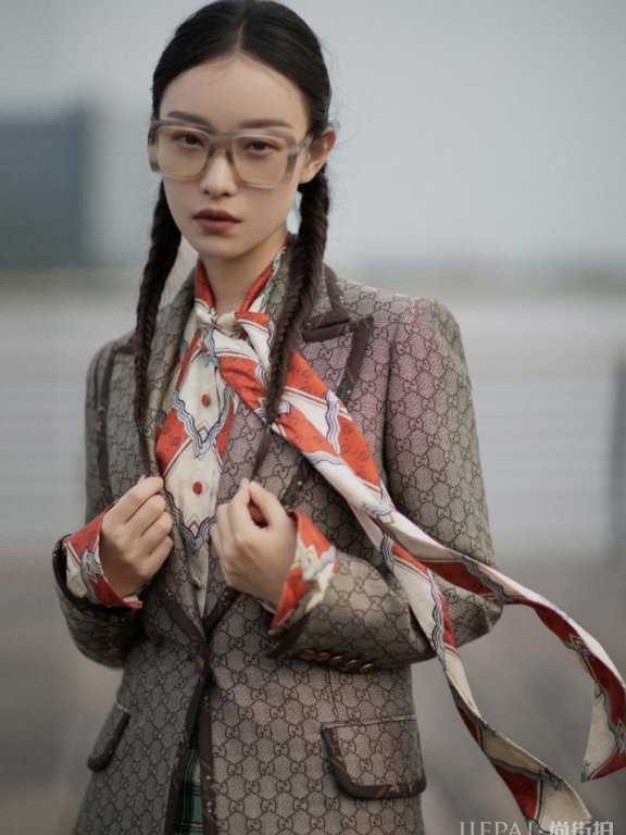 倪妮绿衣服look套装也能轻松hold住