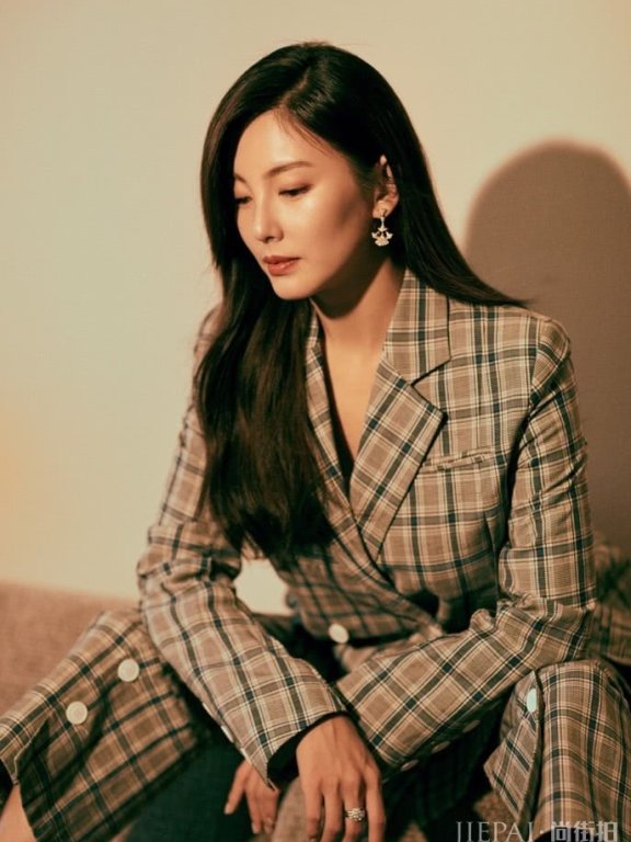 张雨绮穿超长裤现身，把鞋子包裹住显高十厘米