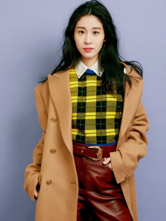 张碧晨黑色皮衣内搭白色长裙,干练优雅