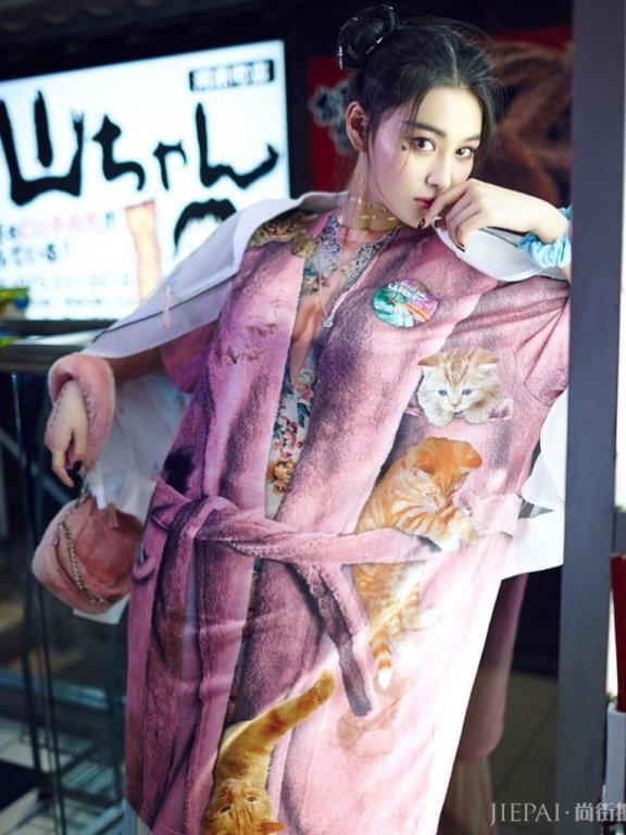 张馨予紫色T恤+百褶裙很少女,这次街拍有点皮!