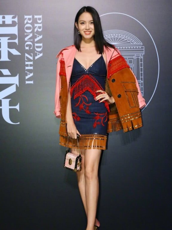 张梓琳穿上黑裙,美如神仙下凡