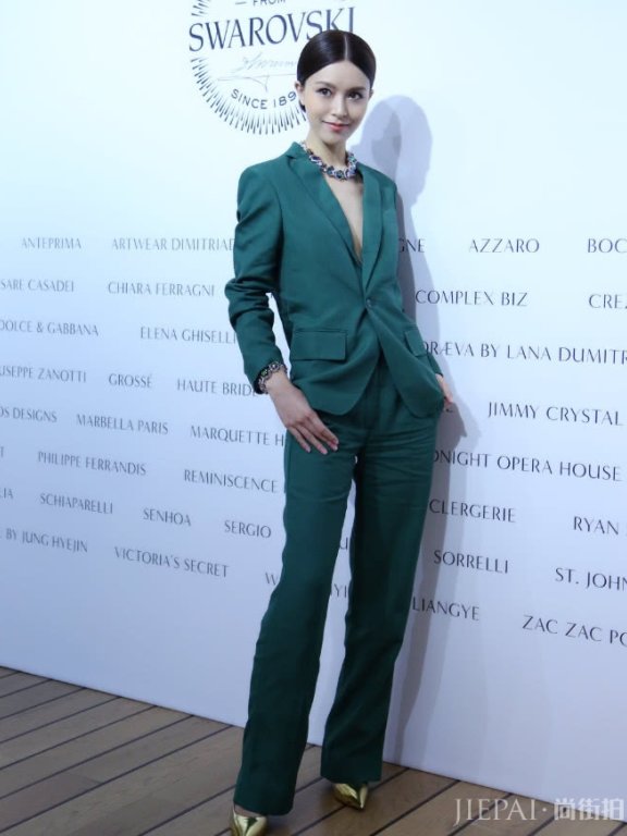 文咏珊“河水裙”上洒满了金粉,都能照出人影来