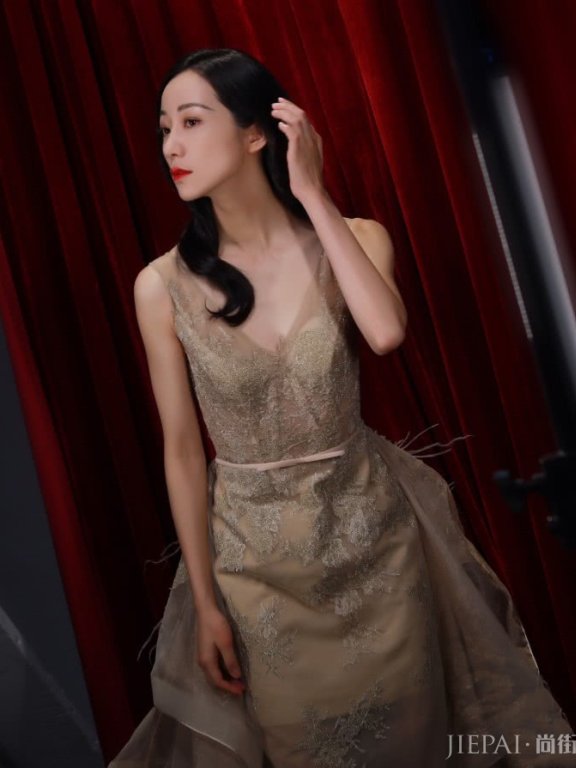 韩雪裙子太宽松把厚实的毛衣塞进去，这才撑起来！