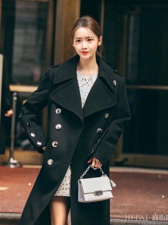 林允儿活脱脱的贵族大小姐，看秀穿的这一身美炸了