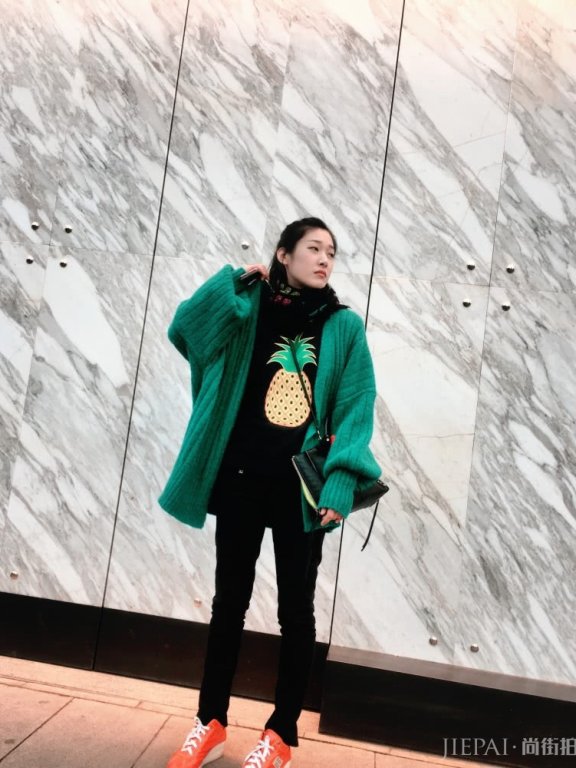 王双的私服穿搭居然这么好看,绿色毛衣时尚又清新