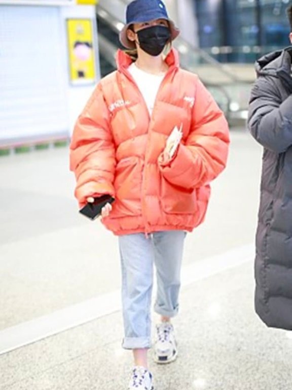 杨超越橙装蓝帽保暖十足,脚踝却“受苦”