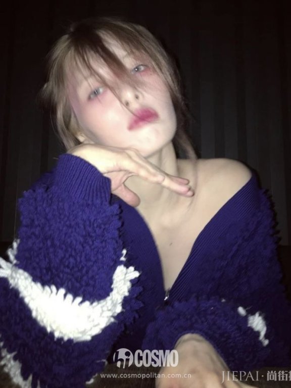 钟楚曦自拍跟泫雅撞脸80%,你会认错!