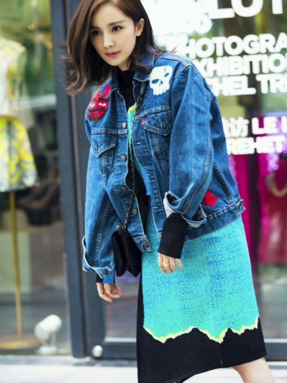 杨幂穿连体裤搭系带鞋走机场，女神又惊艳了