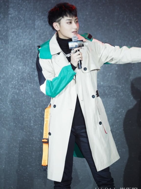 黄子韬戴棒球帽和口罩现身,金丝眼镜很亮眼!