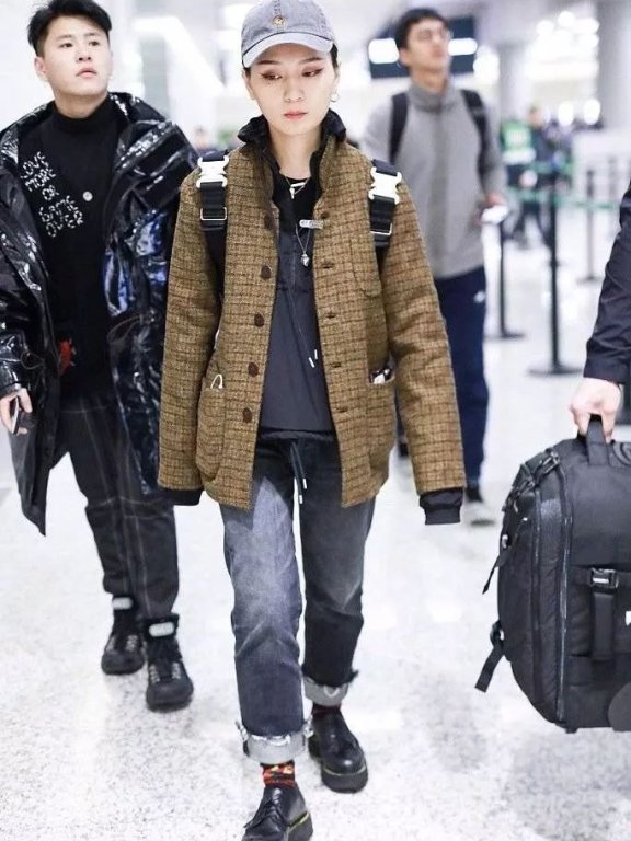 周笔畅皮衣皱巴巴很邋遢!