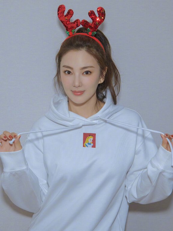 格纹西装金属色,“猫系”张雨绮的“豹系”穿衣经