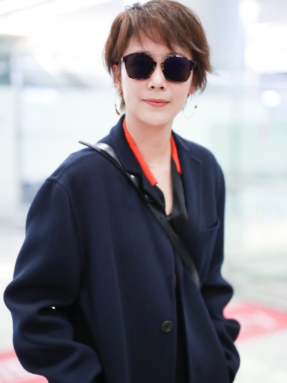 海清黑色大衣搭真丝睡衣,越来越年轻