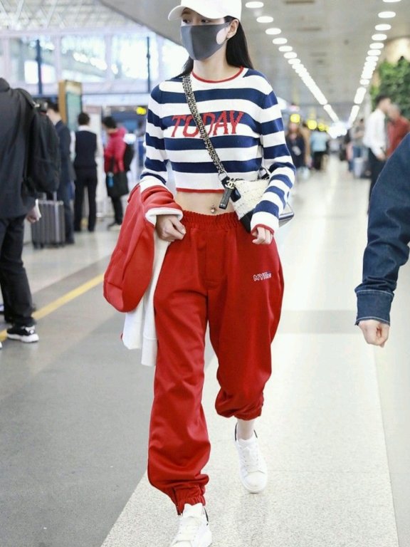 沈梦辰穿皮衣配格纹裙,意外减龄又时髦!