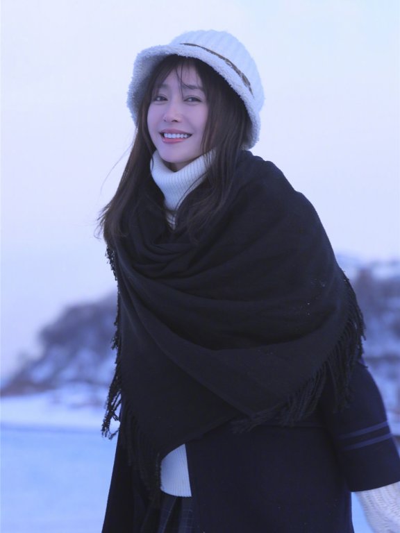 秦岚一身白加黑雪地里凹造型,少女感抢镜